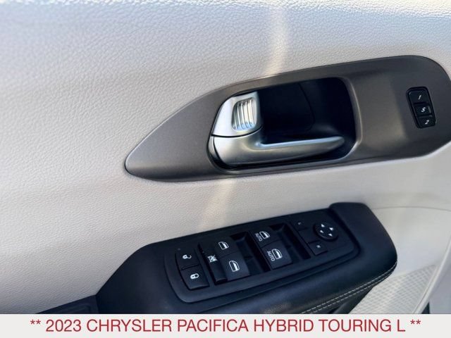 Used 2023 Chrysler Pacifica Touring-L FWD image 10