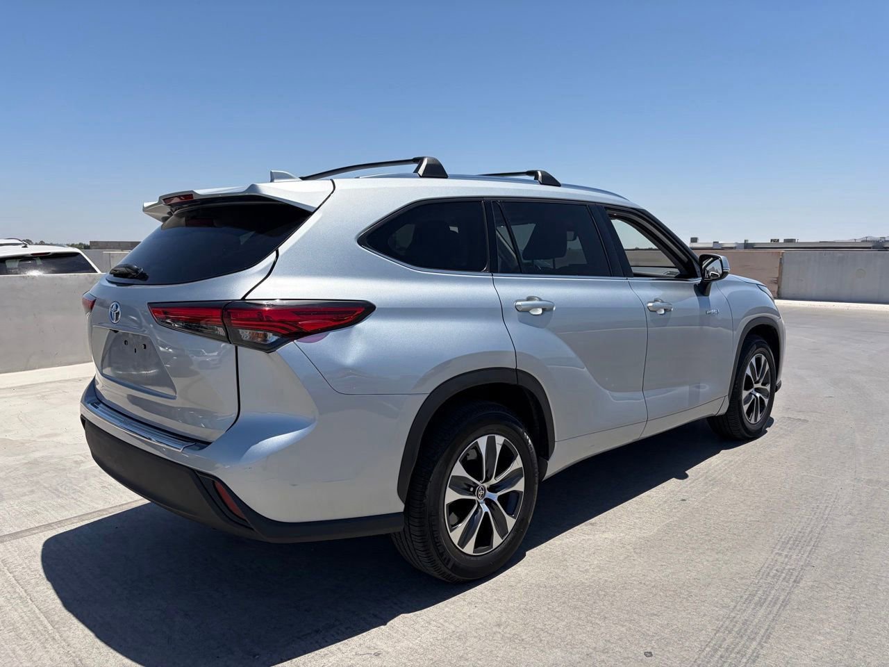 Used 2020 Toyota Highlander XLE FWD image 2