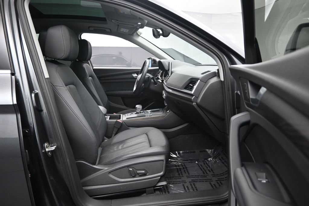 Used 2020 Audi Q5 e Premium Plus w/ Premium Plus Package AWD/4WD image 32