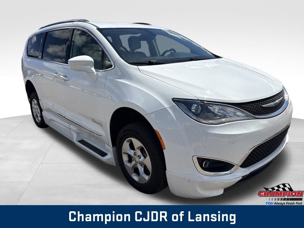Used 2017 Chrysler Pacifica Touring-L Plus FWD image 10