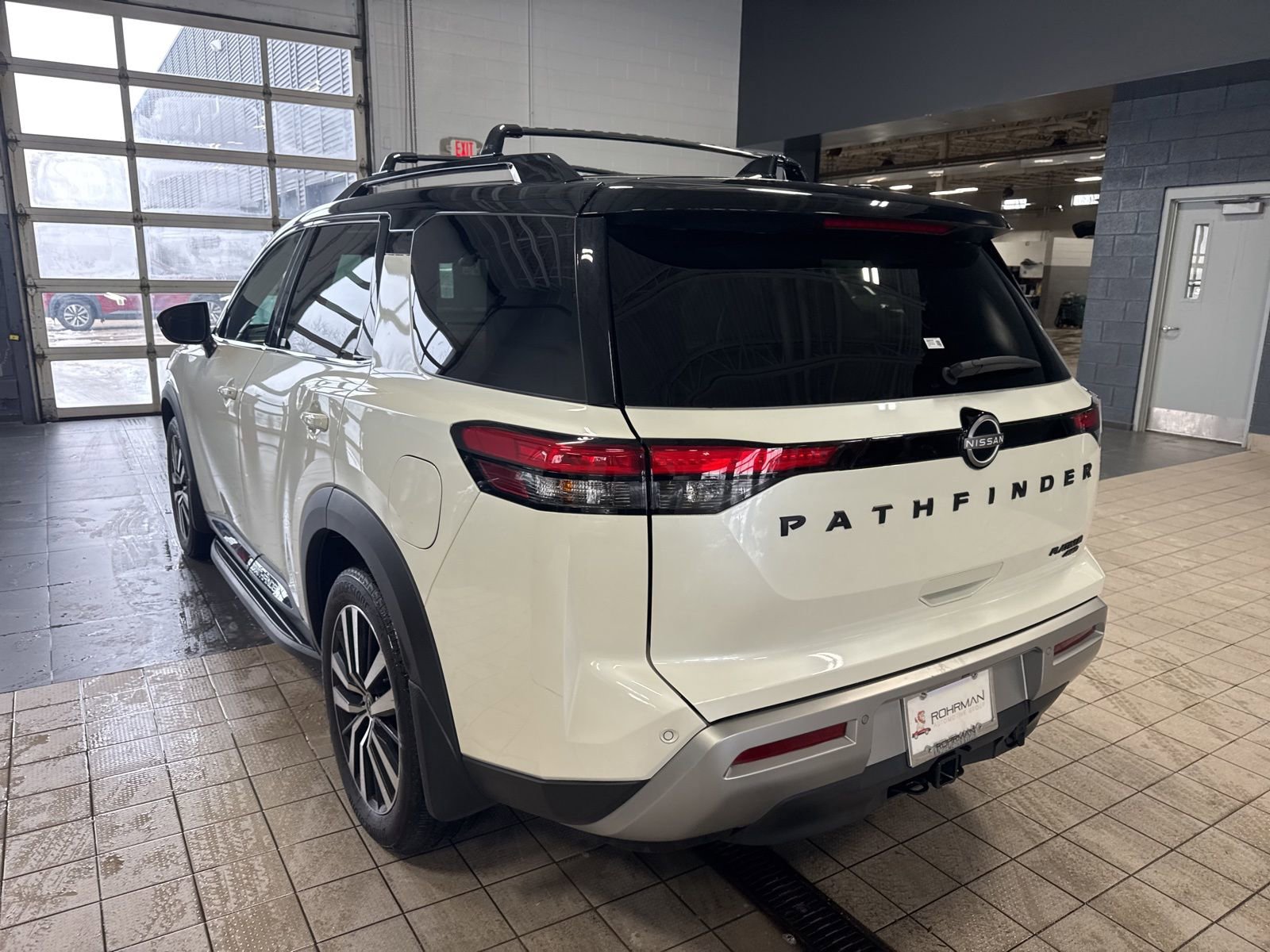 Certified 2024 Nissan Pathfinder Platinum w/ Lighting Package (N93) image 10