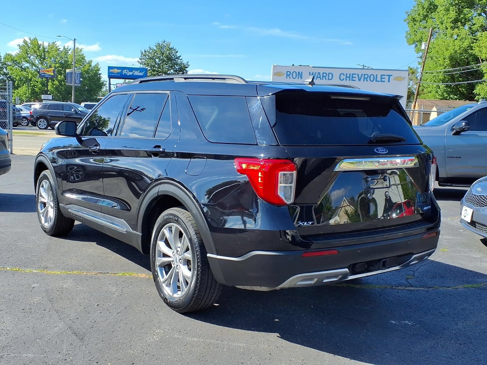 Used 2023 Ford Explorer XLT w/ Equipment Group 202A AWD/4WD image 4