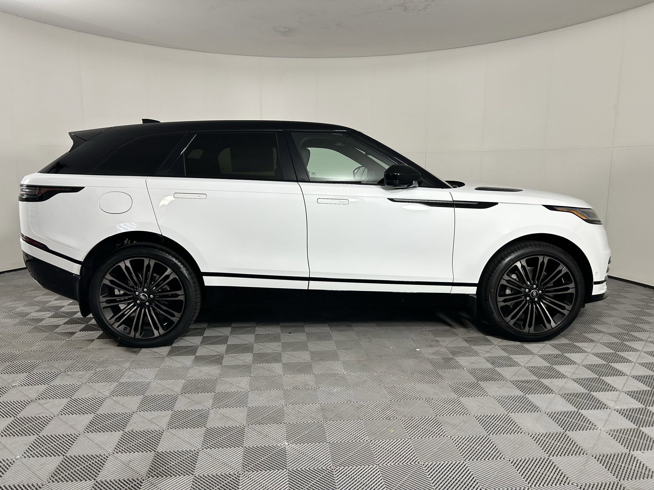 New 2026 Land Rover Range Rover Velar Dynamic SE image 6