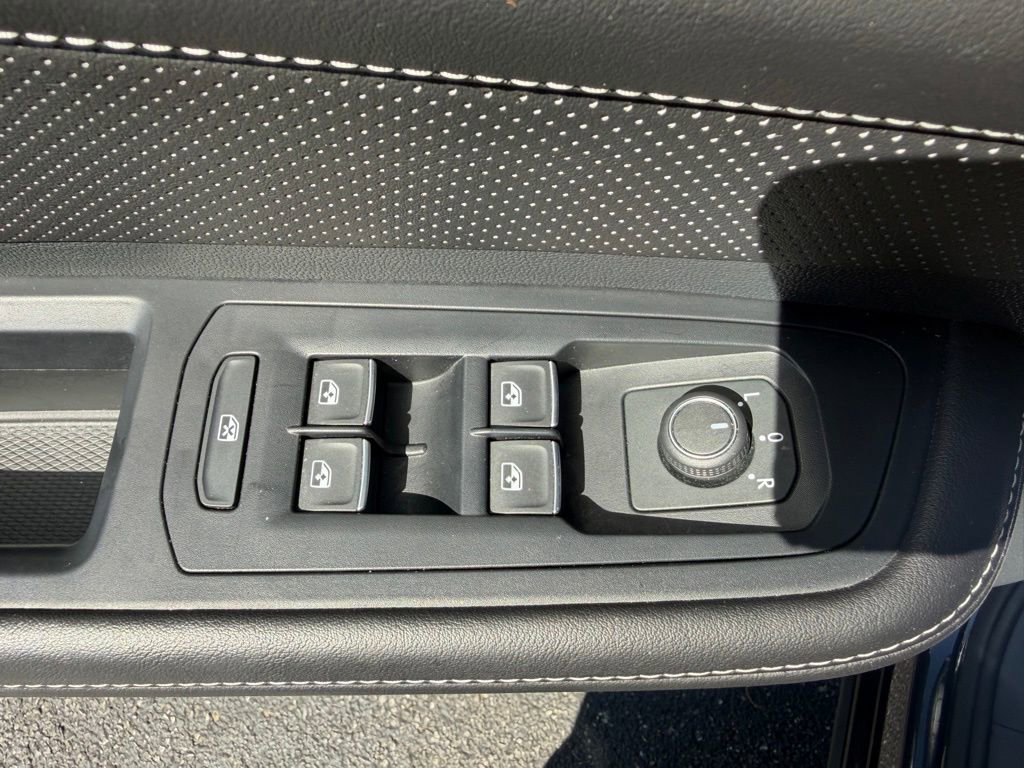 Used 2025 Volkswagen Atlas SE image 23