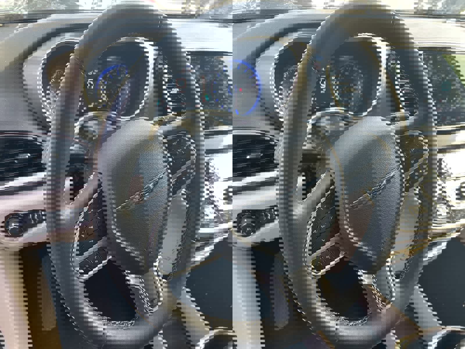 Used 2023 Chrysler Pacifica Touring-L image 23