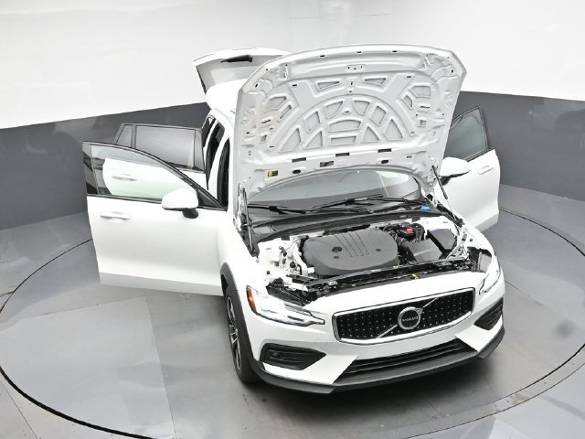 Used 2025 Volvo V60 B5 Cross Country Plus AWD/4WD image 47