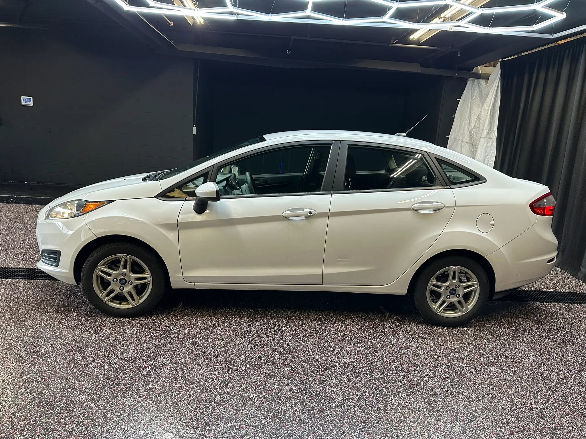 Used 2017 Ford Fiesta SE image 4
