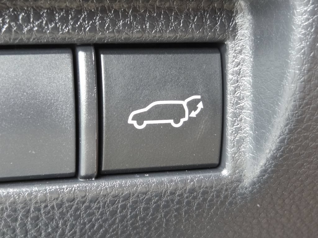 Used 2024 Toyota Venza XLE AWD/4WD image 12