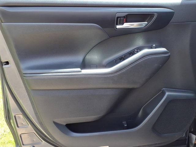 Certified 2024 Toyota Highlander XLE FWD image 8