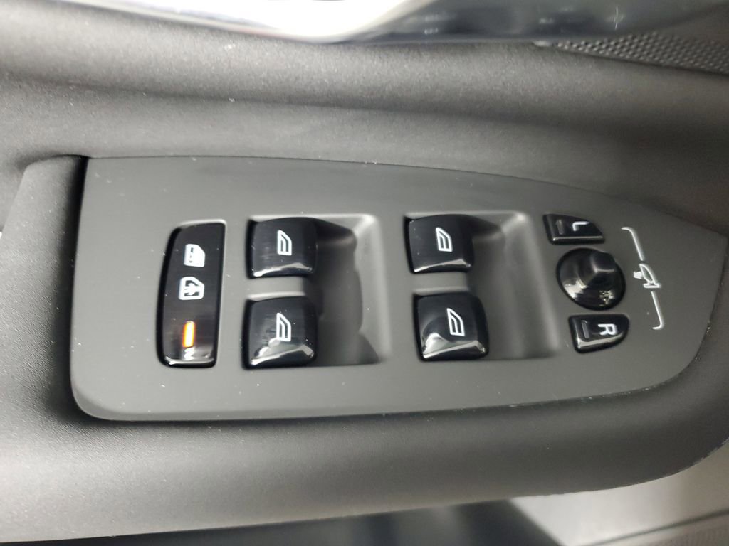 Certified 2025 Volvo XC90 B6 Core w/ Climate Package image 24