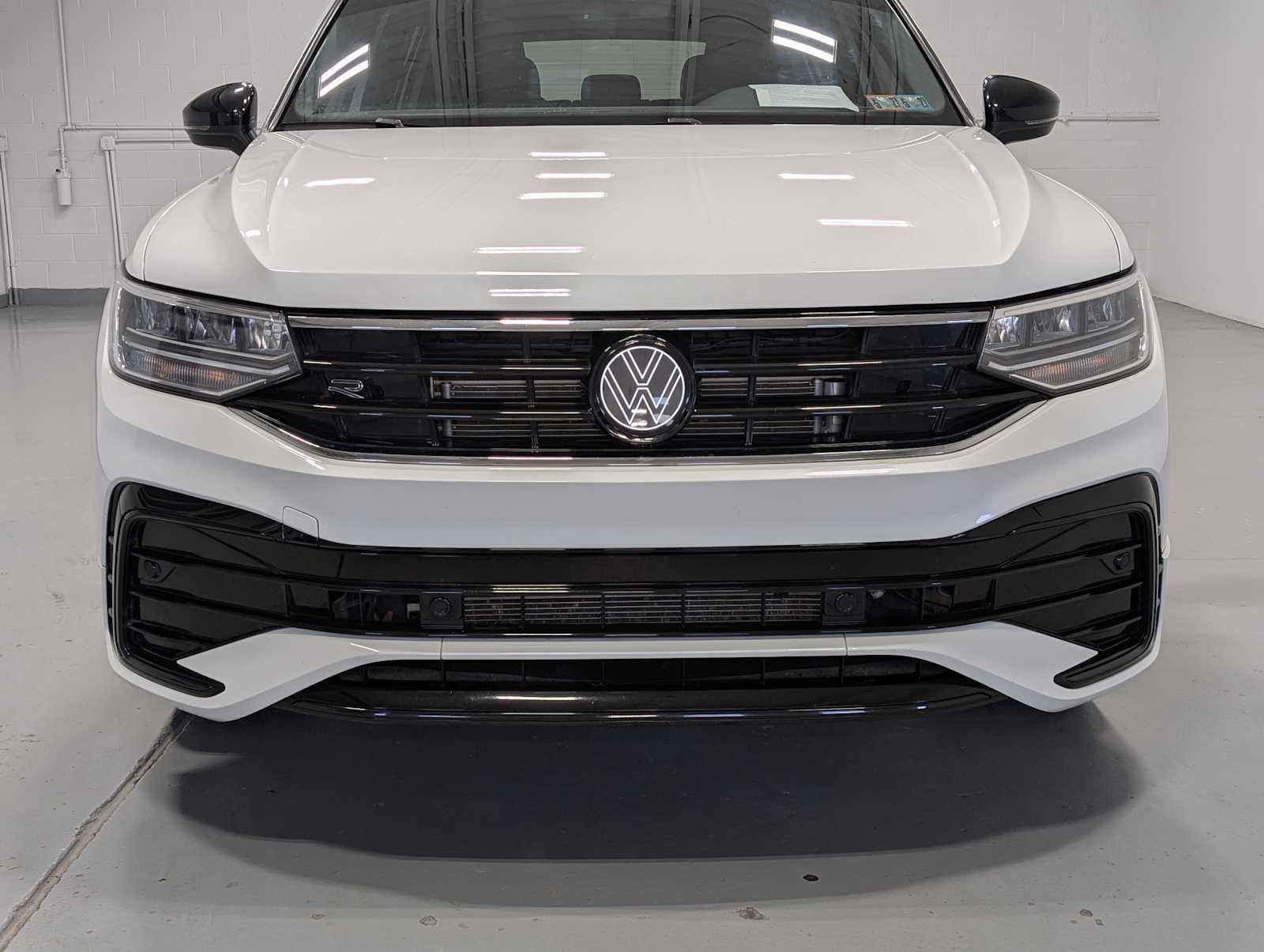 Used 2022 Volkswagen Tiguan SE R-Line AWD/4WD image 2