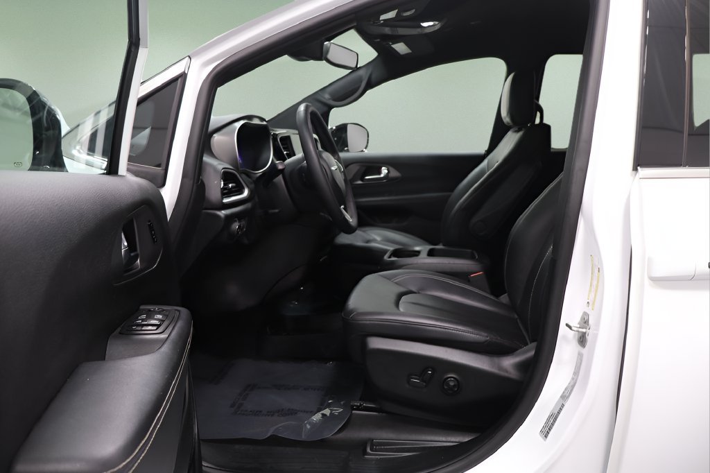 Certified 2025 Chrysler Pacifica Select FWD image 27