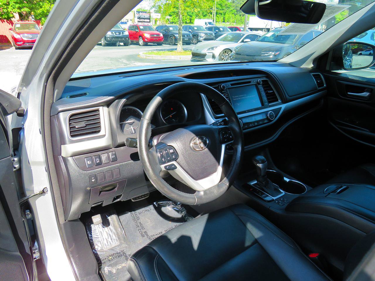 Used 2018 Toyota Highlander XLE FWD image 12