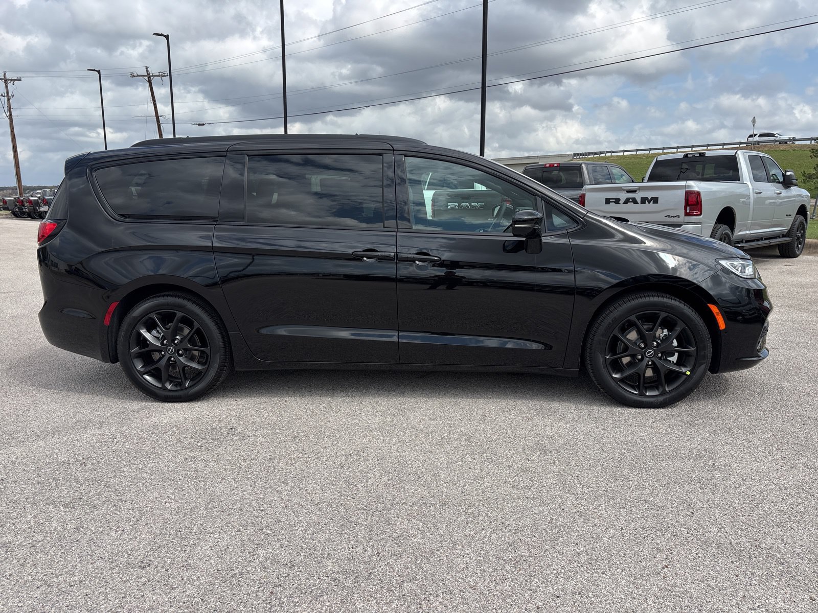 New 2026 Chrysler Pacifica Limited w/ S Appearance Package FWD image 7
