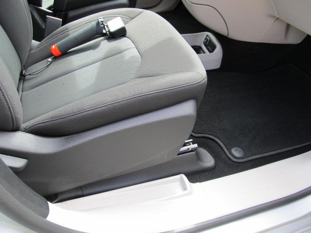 Used 2023 Chrysler Voyager LX image 45