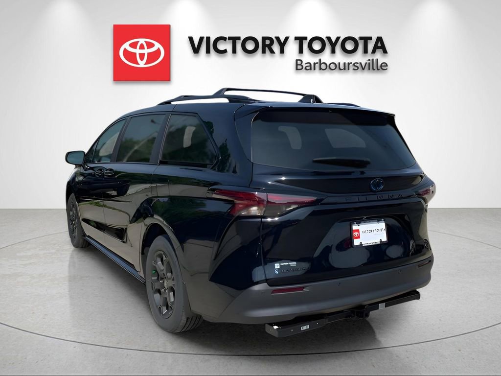 Used 2025 Toyota Sienna XLE Woodland Edition image 7