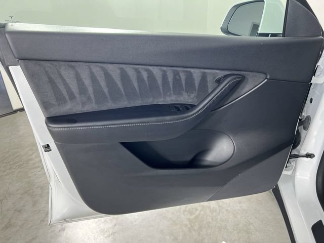Used 2021 Tesla Model Y Long Range AWD/4WD image 21