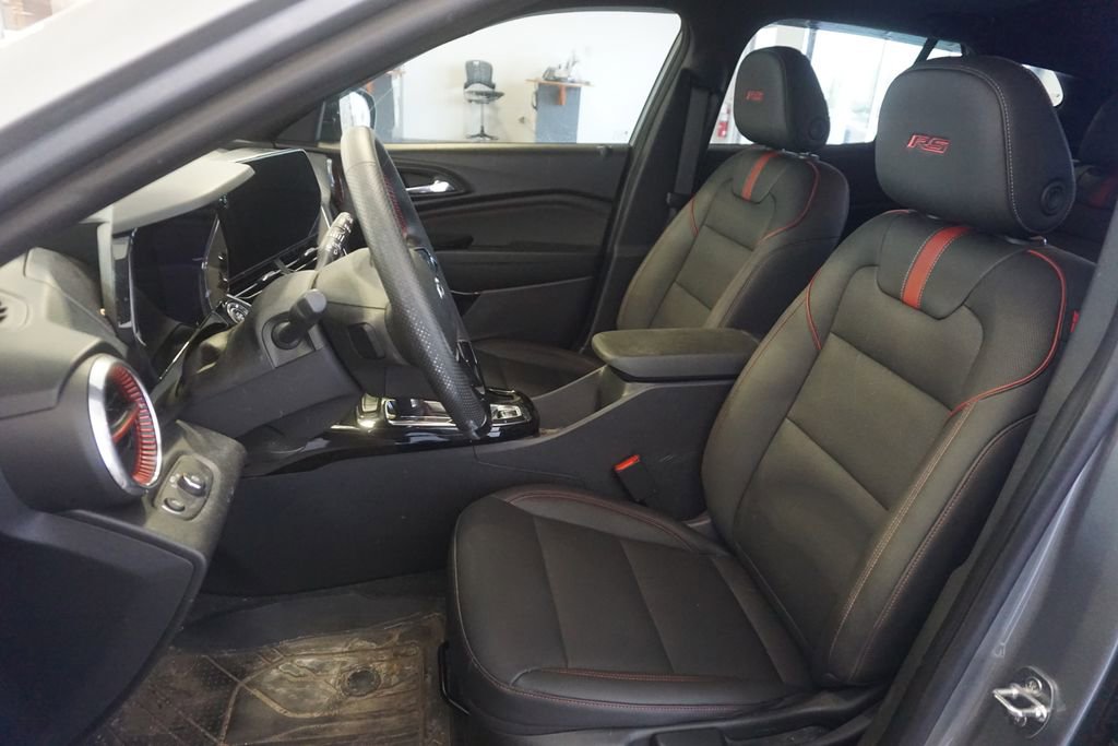 Used 2024 Chevrolet Trax RS w/ Sunroof Package FWD image 16