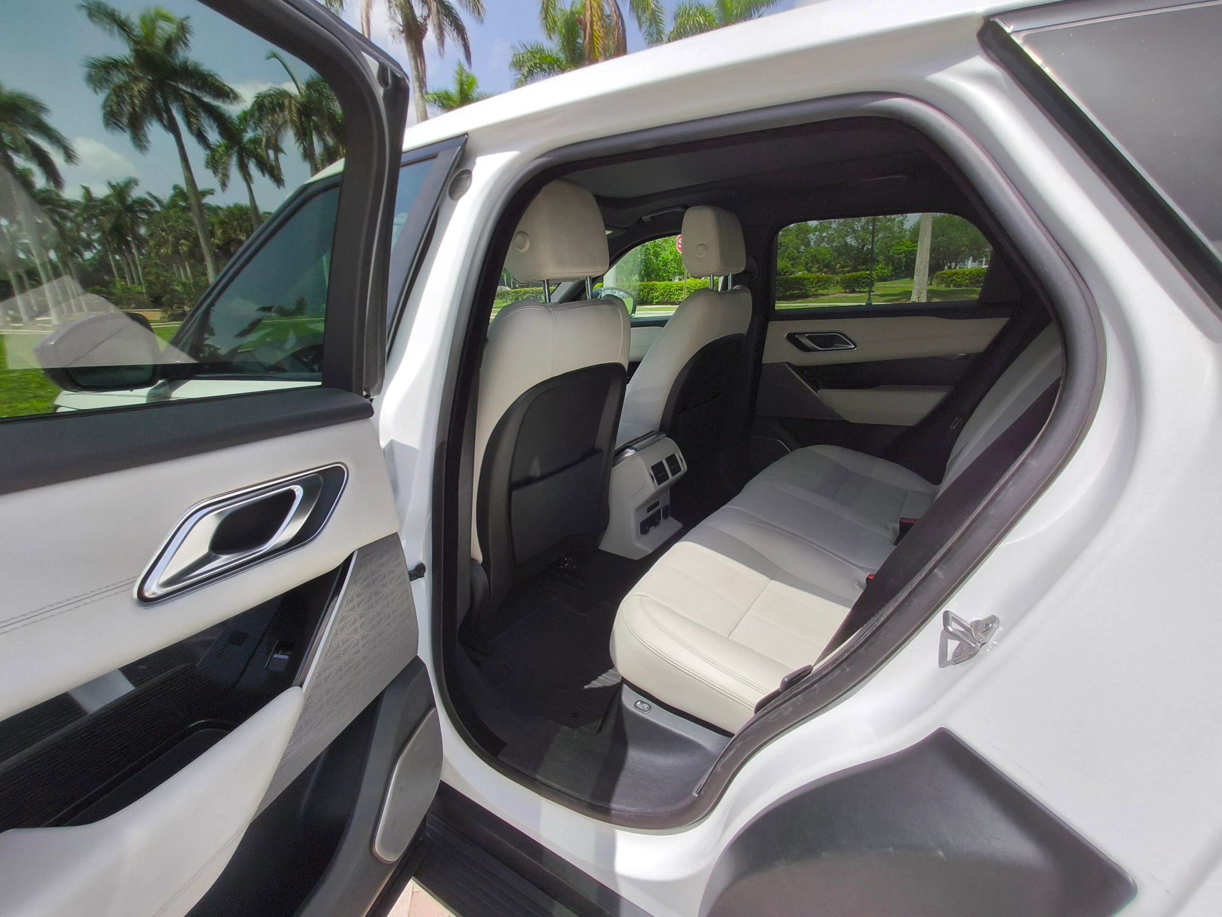 Used 2019 Land Rover Range Rover Velar R-Dynamic SE image 28