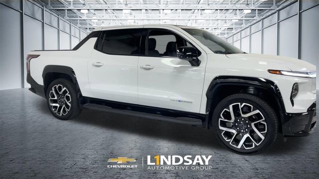 Used 2025 Chevrolet Silverado EV RST AWD/4WD image 3