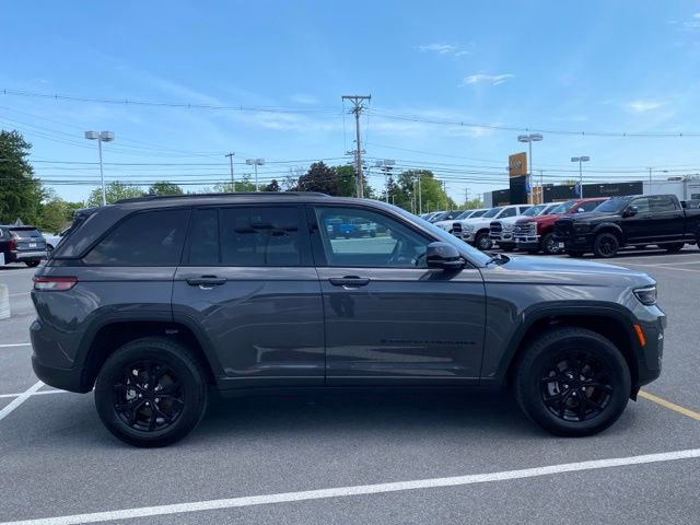 Used 2025 Jeep Grand Cherokee Altitude AWD/4WD image 6