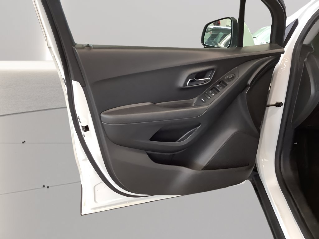 Used 2019 Chevrolet Trax LT w/ LT Convenience Package AWD/4WD image 15
