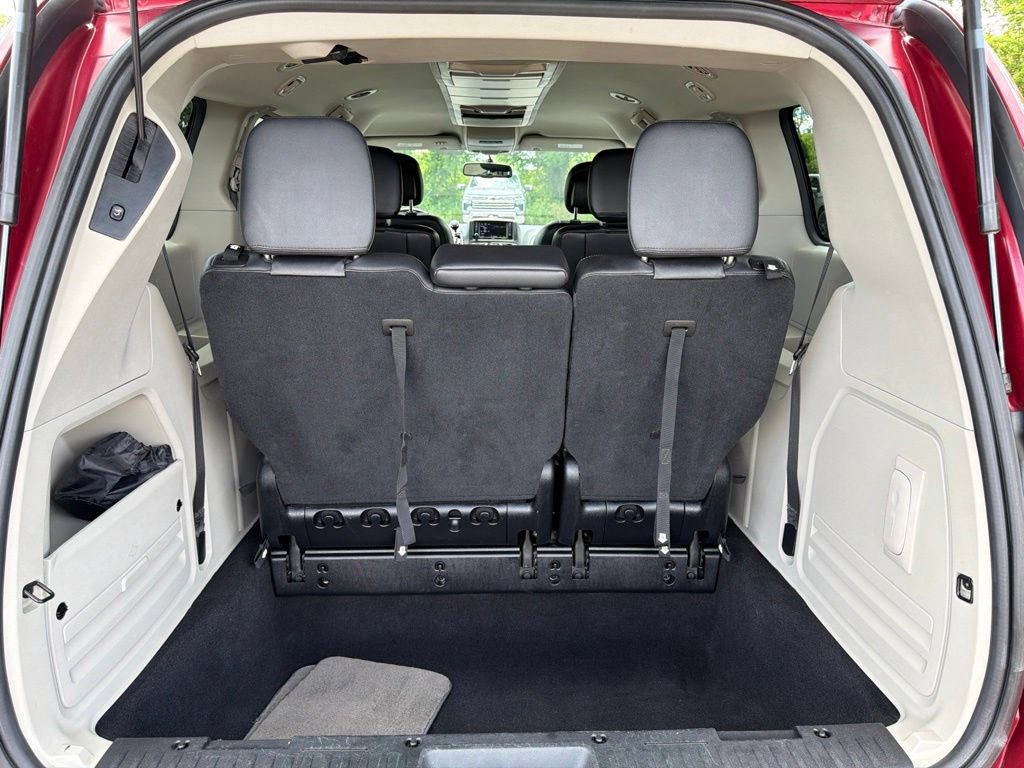 Used 2014 Chrysler Town & Country Touring FWD image 36