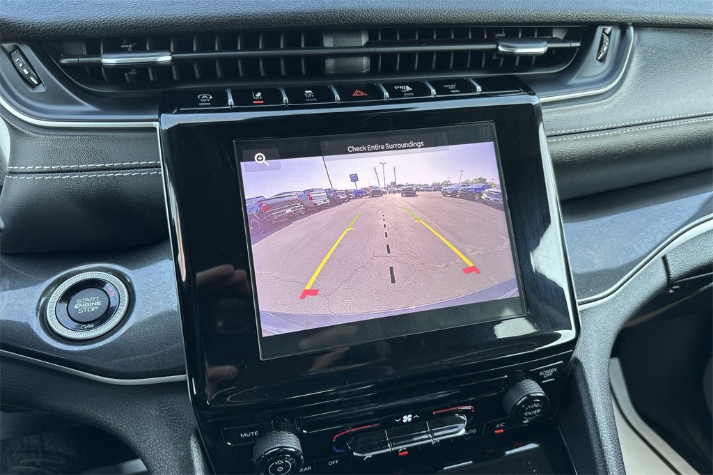 Used 2023 Jeep Grand Cherokee Laredo image 17