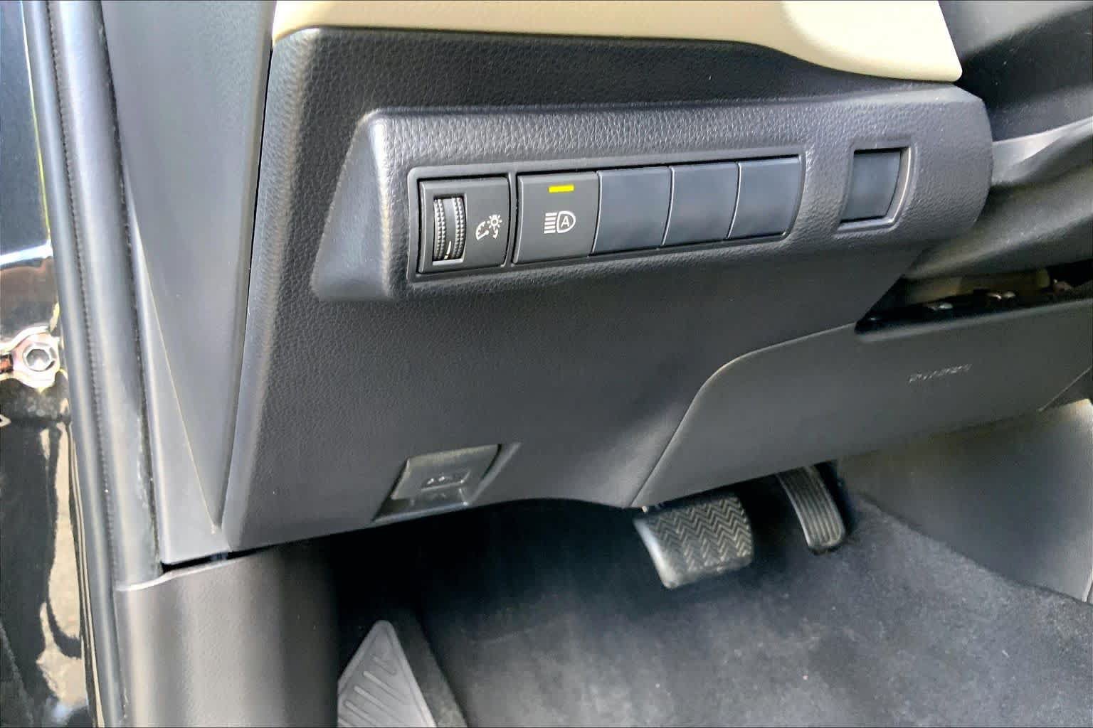 Used 2021 Toyota Corolla LE FWD image 37