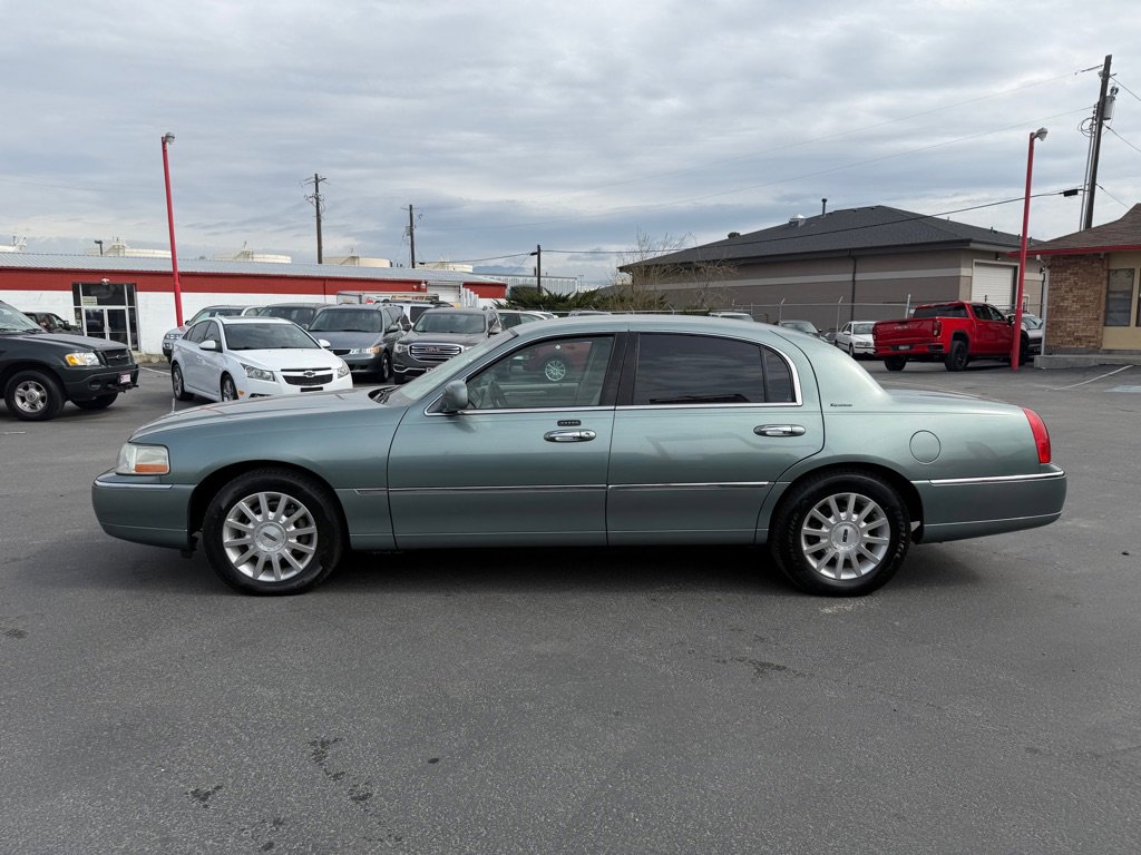 Used 2006 Lincoln Town Car Signature image 3