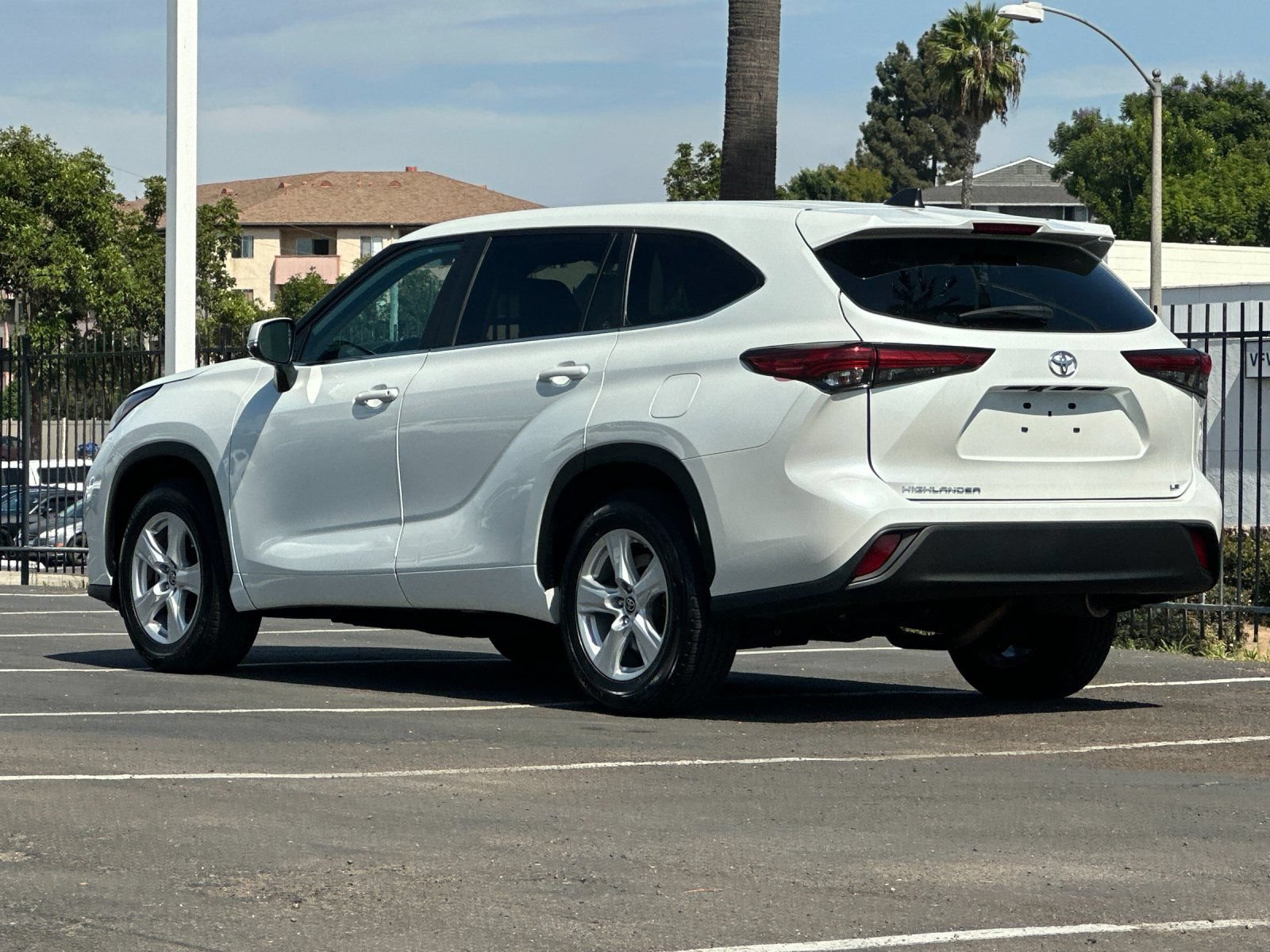 Used 2023 Toyota Highlander LE FWD image 3
