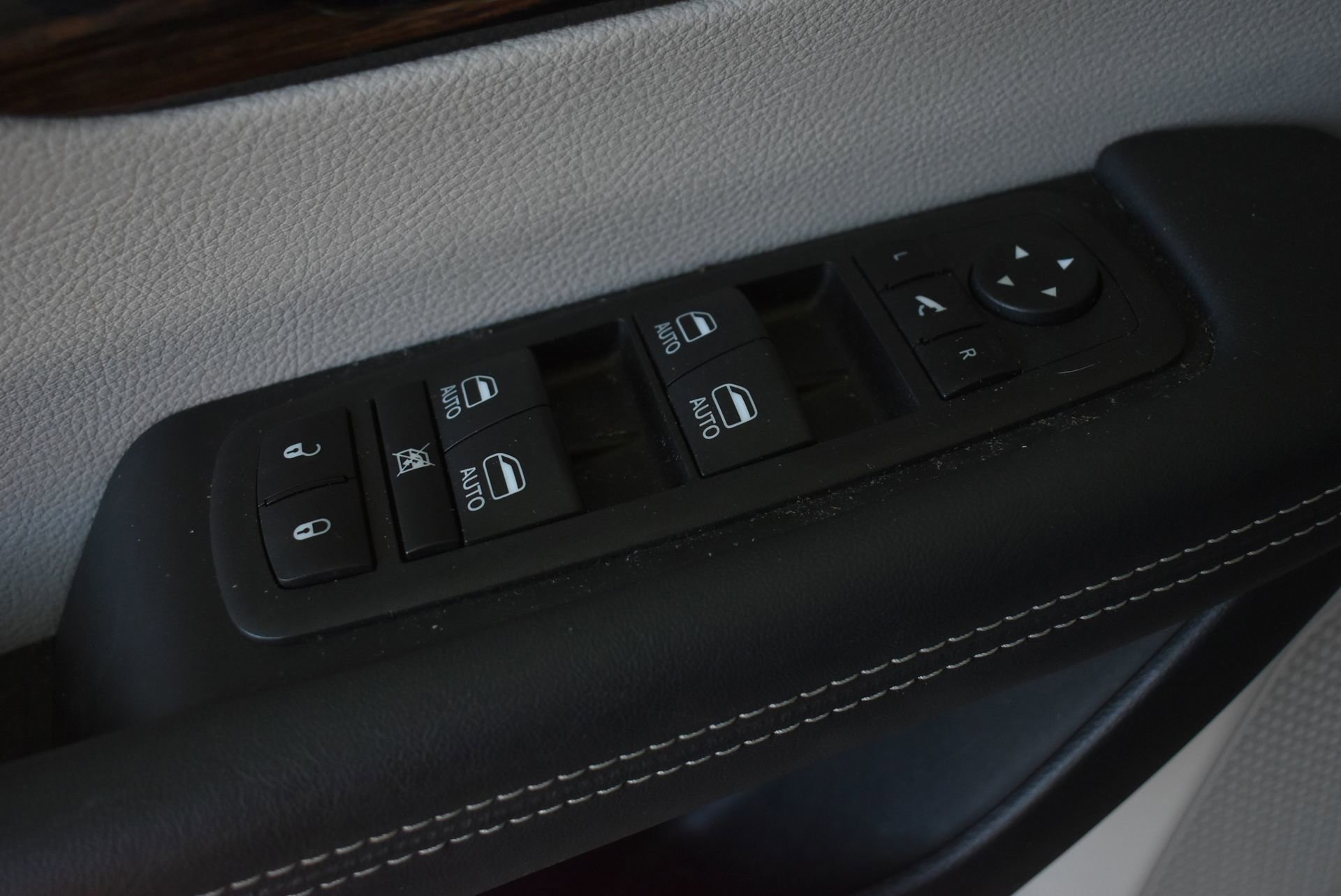 Used 2023 Chrysler Pacifica Limited FWD image 13