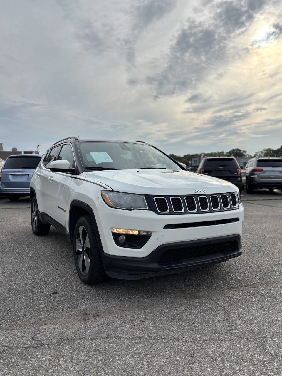 Used 2018 Jeep Compass Latitude w/ Mopar Graphics Package image 3