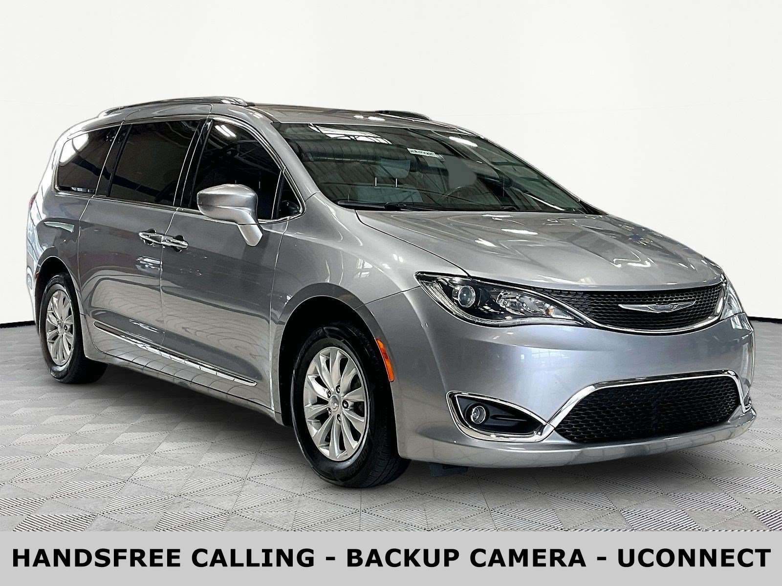 Used 2018 Chrysler Pacifica Touring-L FWD image 3