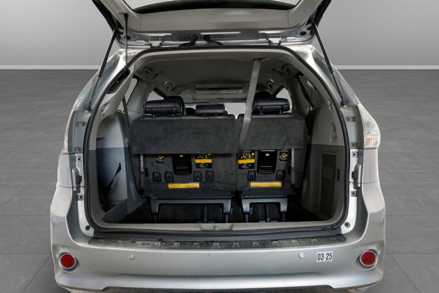 Used 2014 Toyota Sienna SE FWD image 9