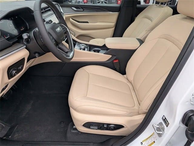 New 2026 Jeep Grand Cherokee Limited w/ Luxury Tech Group II AWD/4WD image 18