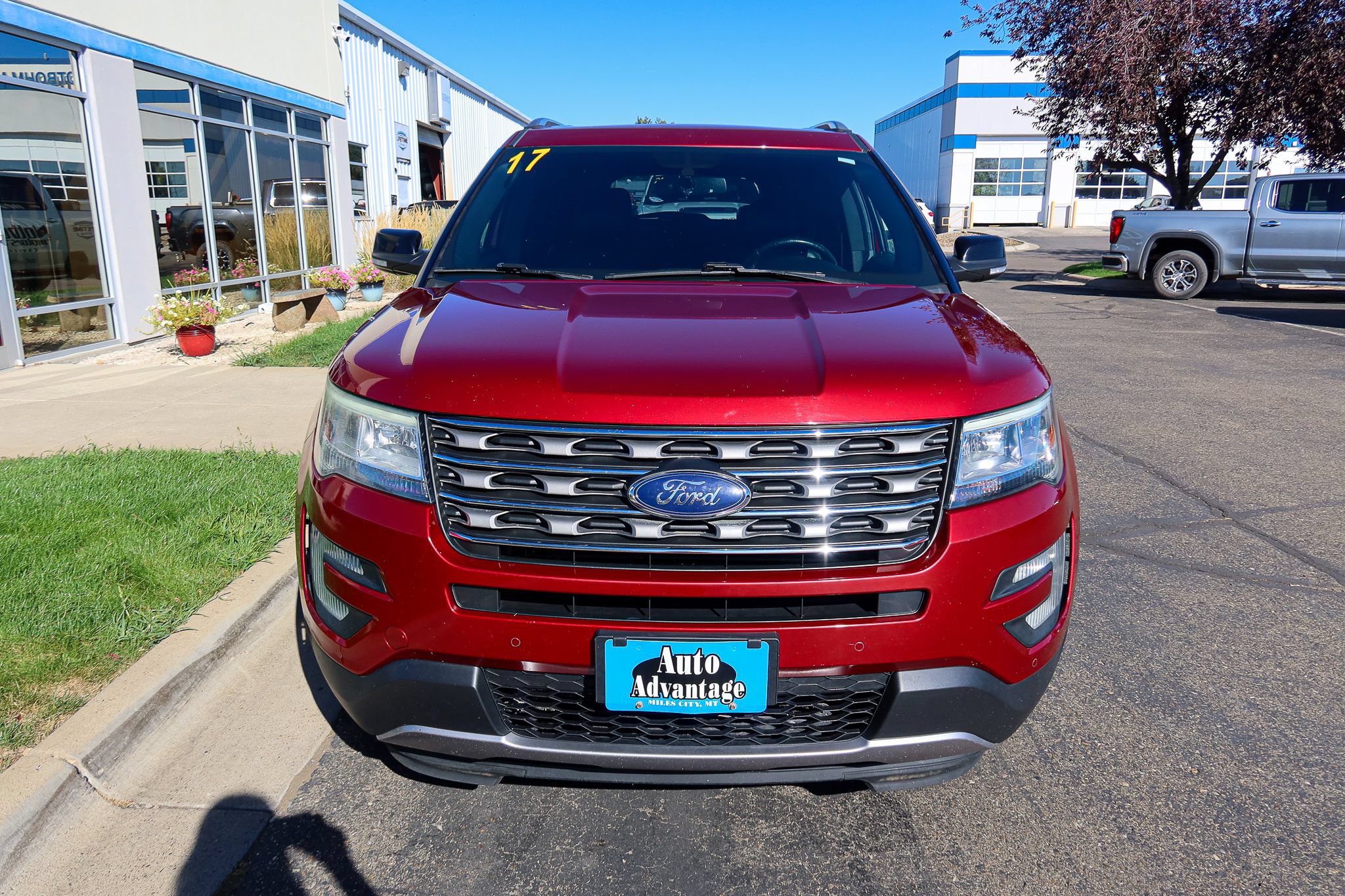 Used 2017 Ford Explorer XLT w/ Equipment Group 202A AWD/4WD image 4