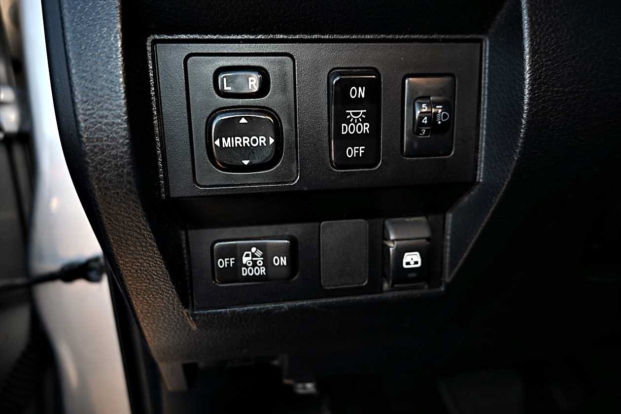 Used 2017 Toyota Tundra SR5 w/ SR5 Upgrade Package RWD image 15