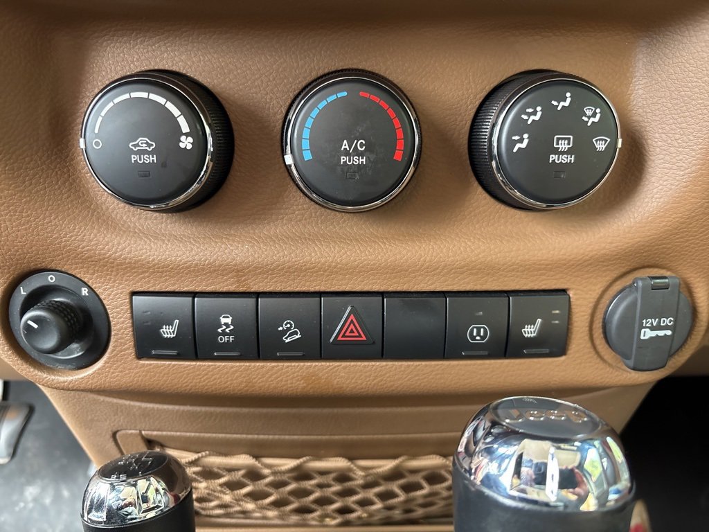 Used 2013 Jeep Wrangler Unlimited Sahara w/ Connectivity Group image 16