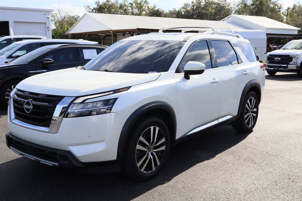 Used 2023 Nissan Pathfinder Platinum image 4