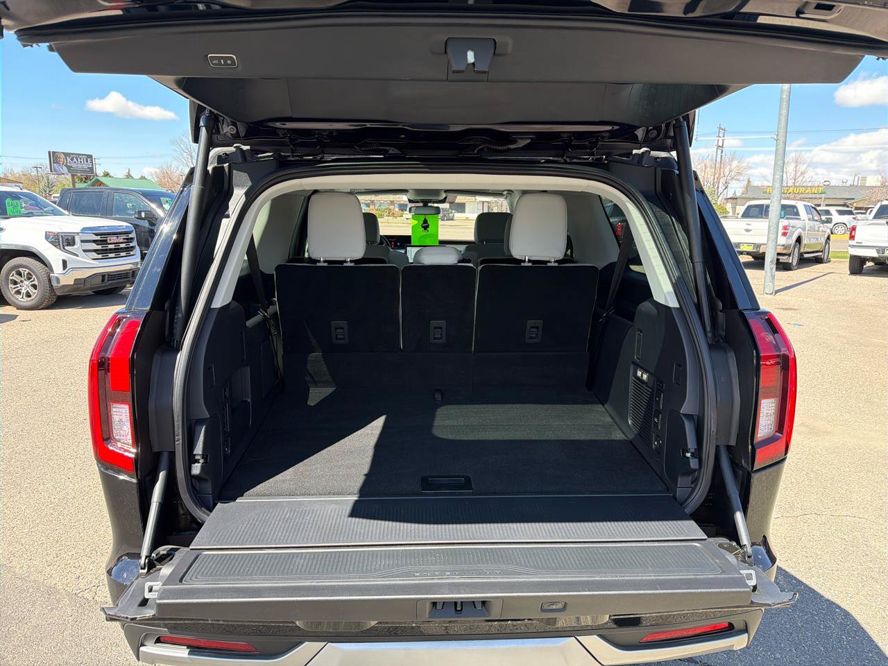 Used 2025 Ford Expedition Max Platinum w/ Platinum Ultimate Package AWD/4WD image 5