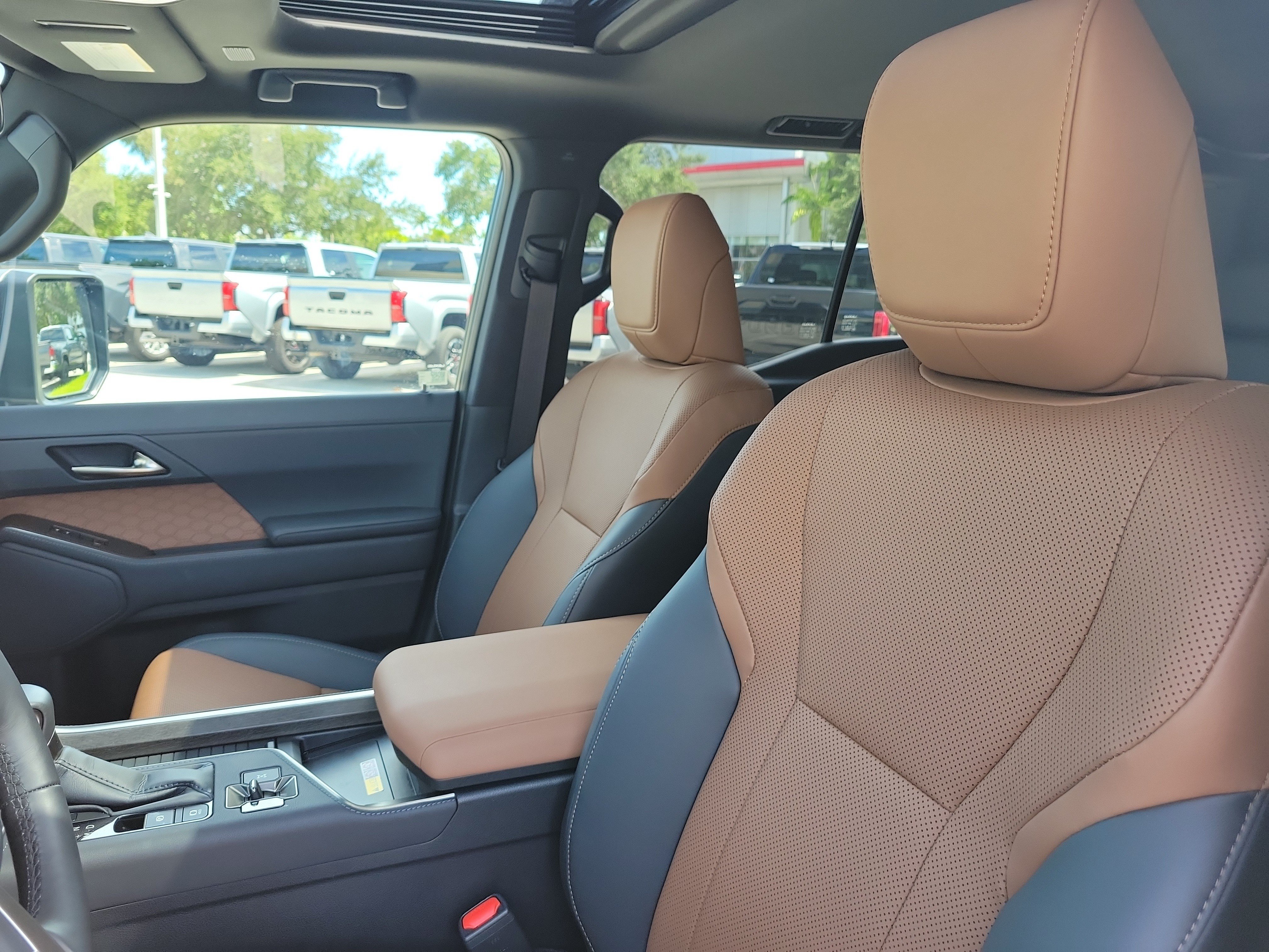 Used 2025 Lexus GX 550 w/ Accessory Package (2T) AWD/4WD image 24