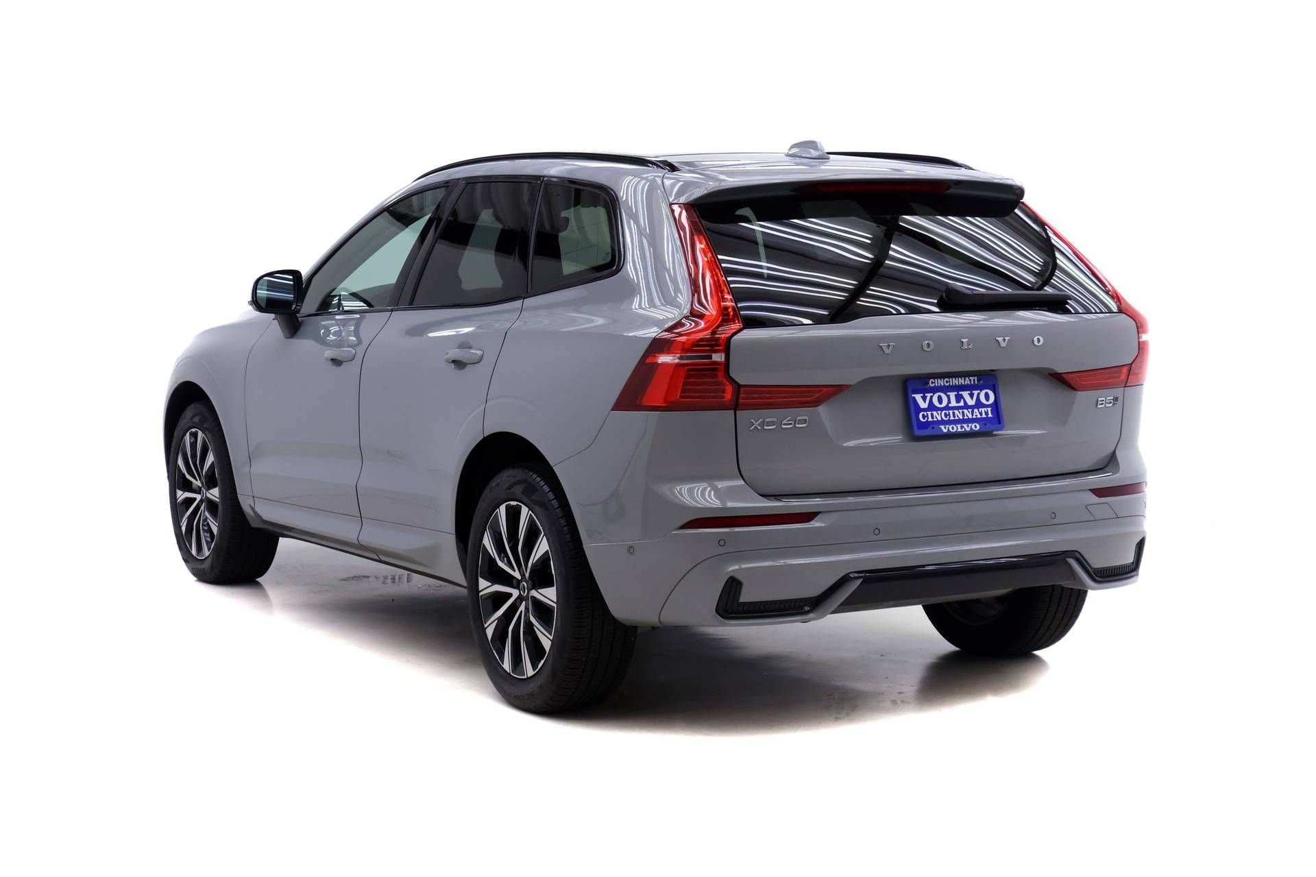 Certified 2024 Volvo XC60 B5 Plus w/ Protection Package Premier AWD/4WD image 5