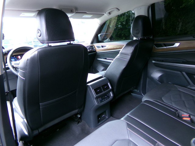Used 2024 Volkswagen Atlas SE AWD/4WD image 16