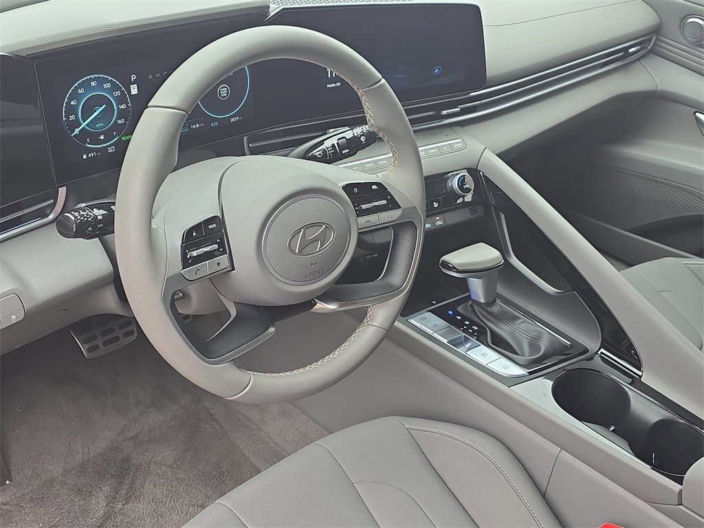 Used 2025 Hyundai Elantra SEL image 15