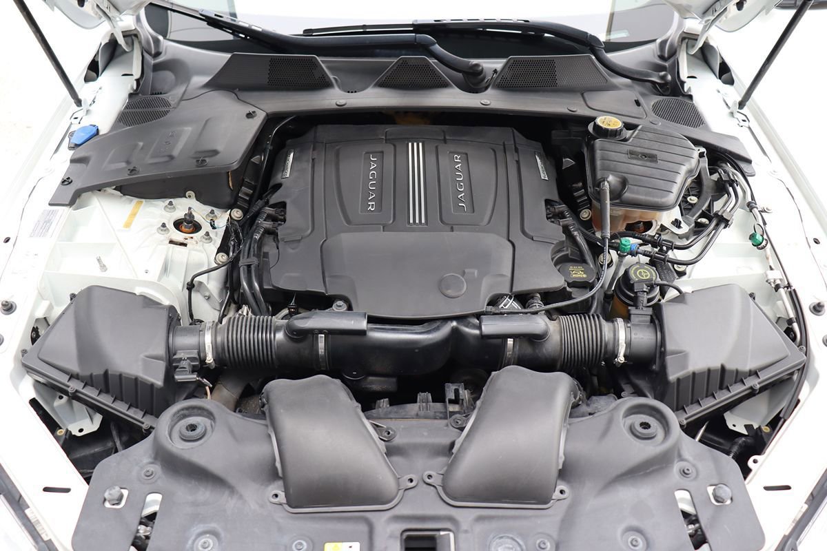 Used 2014 Jaguar XJ image 46