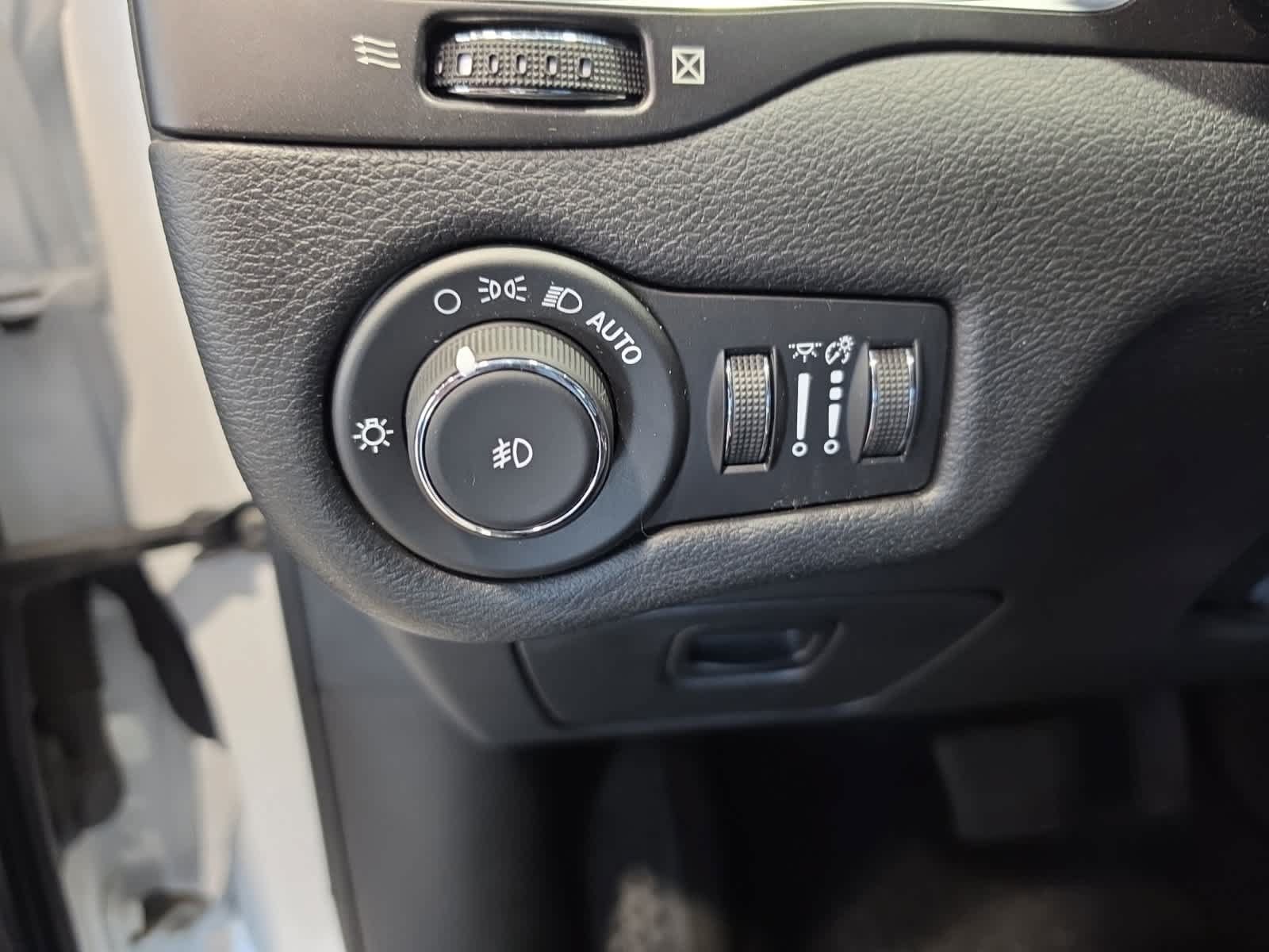 Used 2020 Jeep Cherokee Trailhawk w/ Cold Weather Group AWD/4WD image 19