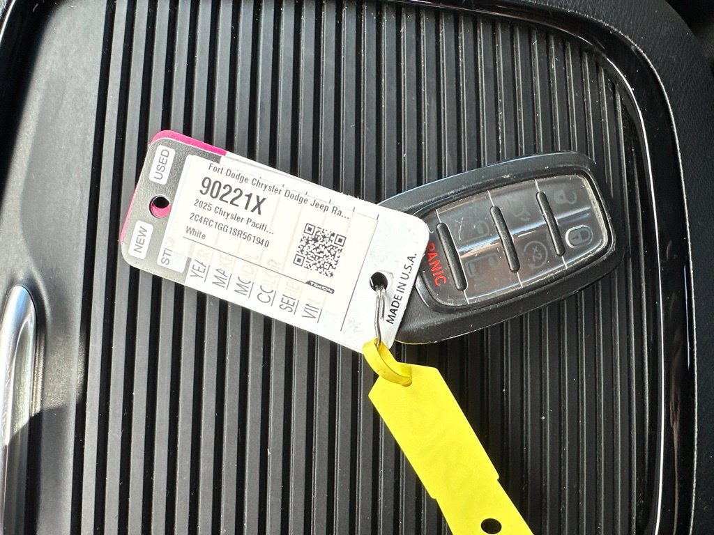 Used 2025 Chrysler Pacifica Limited FWD image 60
