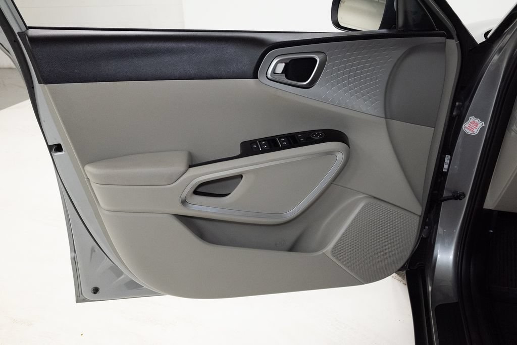 Certified 2025 Kia Soul LX w/ LX Technology Package FWD image 9