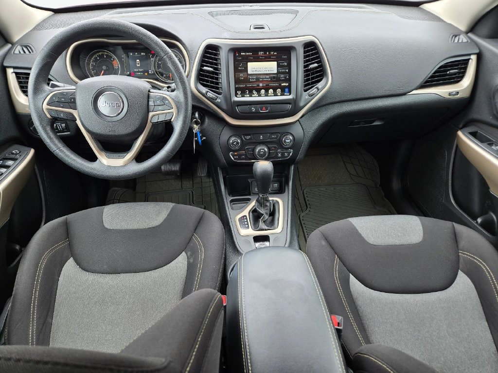 Used 2018 Jeep Cherokee Latitude FWD image 18